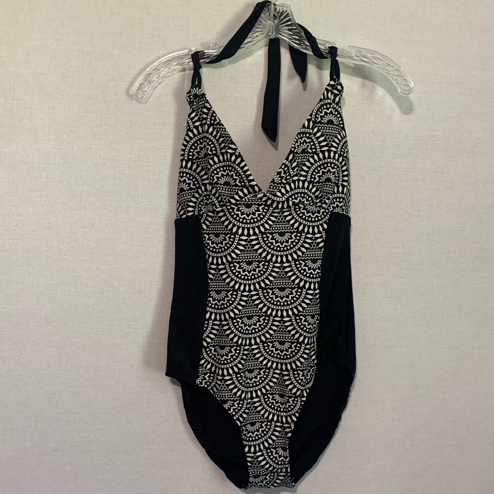 Merona Size M Black & White Geometric Halter One-Piece Padded Lined Swimsuit